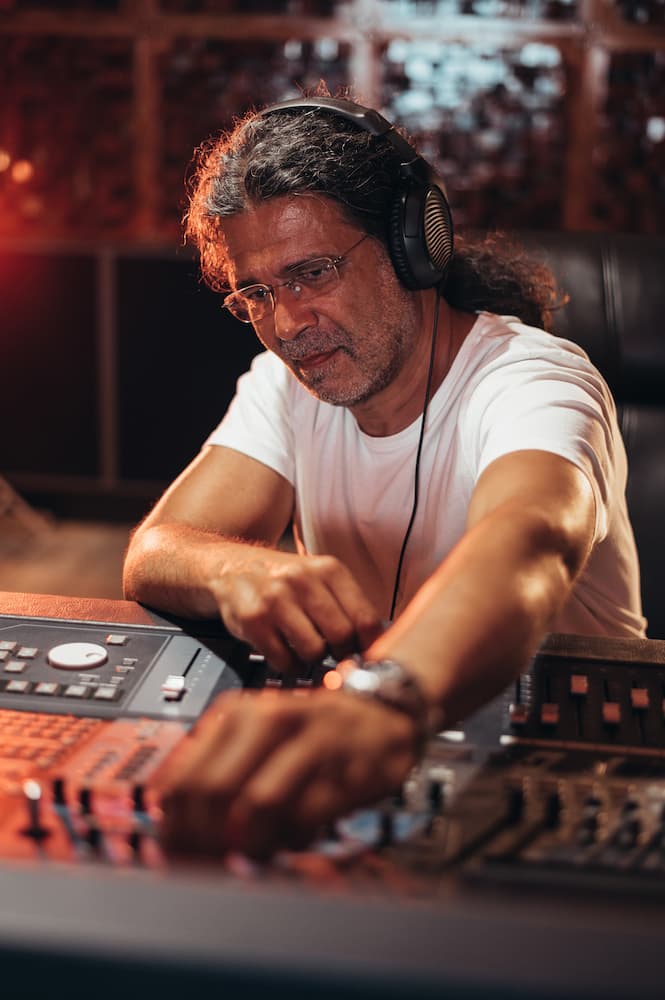 Ser DJ en Colombia, en cabina mezclando música electrónica con controladora profesional.