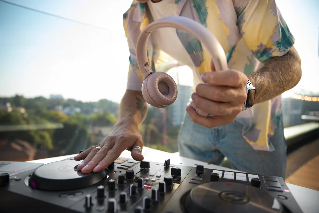 DJ tocando en evento en Colombia frente a público con consola profesional