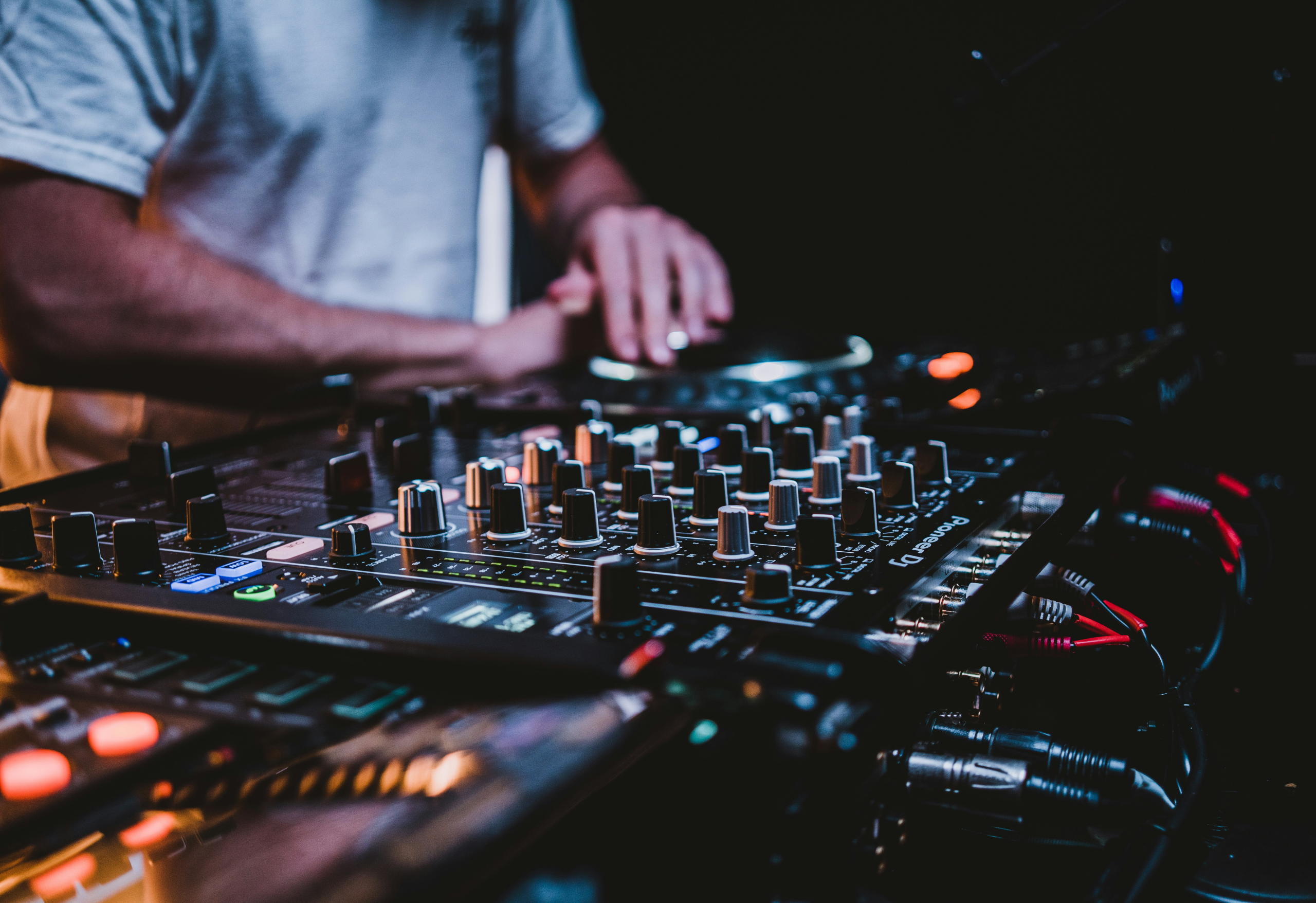 Estudiante practicando en una clase de DJ en Cali con equipos profesionales en Concept Academy