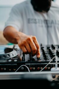 Estudiante practicando mezcla DJ en equipos profesionales durante una clase en Concept Academy