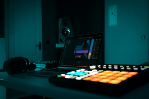 Aprende qué es la producción musical en Cali, qué habilidades desarrolla un productor y cómo empezar tu formación con una clase gratuita en Concept Academy.